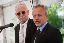 Od lewej: Prezes Zarządu DCT - Maciek Kwiatkowski, Dziekan Wydziału Biologii UG - prof. dr hab. Dariusz L. Szlachetko