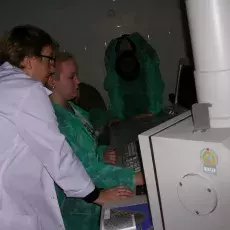 05.11.2013 - pracownicy Laboratorium Mikroskopii Elektronowej prowadzą zajęcia dla uczniów V LO w Gdyni mgr Dorota Łuszczek - "Mikroświat w makrowymiarze" mgr Malwina Richert - "Świat wirusów, bakterii i komórek ludzkich w mikroskopie elektronowym" fot. Izabela Niezgoda