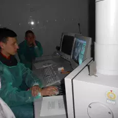 mgr Dorota Łuszczek z Laboratorium Mikroskopii Elektronowej prowadzi zajęcia pt. "Mikroświat w makrowymiarze" dla uczniów V LO w