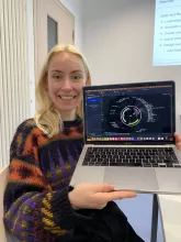 Kasia Żamojda z plazmidem bakteryjnym skonstruowanym w programie SnapGene. Autor: Daria Dragosz
