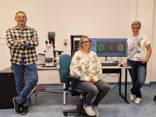 Na zdjęciu prof. dr hab. Bartosz Płachno z Zakładu Cytologii i Embriologii Roślin Instytut uBotaniki, Uniwersytetu Jagiellońskiego, dr Małgorzata Kapusta oraz dr hab. Magdalena Narajczyk, prof. UG. z Laboratorium Bioobrazowania (fot. Dorota Łuszczek).