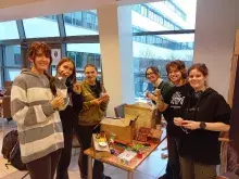 Studenci szykują ozdoby choinkowe