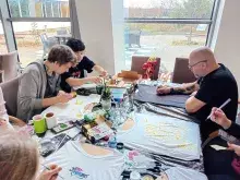 Malowanie koszulek - studenci i Prodziekan Banaś_3