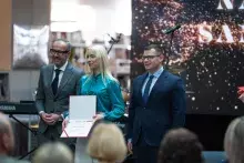 Studentka Katarzyna Żamojda odbiera z rąk Rektora UG, prof. Piotra Stepnowskiego oraz dyrektora Santander Bank Polska, rej. Gdańsk nagrodę Santander Bank Polaka za osiągnięcia naukowe