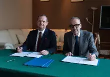 Rektorzy GUMed (prof. dr hab. Michał Markuszewski) i UG (prof. dr hab. Piotr Stepnowski) podpisują porozumienie o współpracy