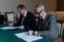 Rektorzy GUMed (prof. dr hab. Michał Markuszewski) i UG (prof. dr hab. Piotr Stepnowski) podpisują porozumienie o współpracy