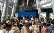 Słuchacze debaty zebrani przed sceną