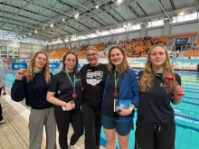 Medalowa sztafeta, od lewej: M. Zielińska, M. Woźnica, Anna Szargiej (trener), A. Zalewska, A. Szargiej