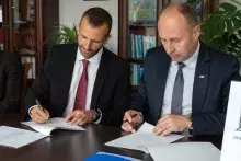 dr hab. Paweł Antonowicz, prof. UG, Prorektor ds. Rozwoju i Finansów Uniwersytetu Gdańskiego, oraz Aleksander Bogdan Mach, Dyrektor PODR w Lubaniu podpisują umowę o współpracy.