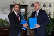 dr hab. Paweł Antonowicz, prof. UG, Prorektor ds. Rozwoju i Finansów Uniwersytetu Gdańskiego, oraz Aleksander Bogdan Mach, Dyrektor PODR w Lubaniu prezentują umowę o współpracy.