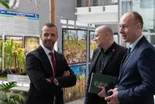 Prof Paweł Antonowicz,  Dyrektor Aleksander Mach oraz Prof. Wojciech Śledź zwiedzają wystawę roślin mięsożernych na WB.