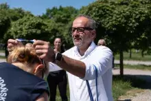 JM Rektor prof. dr hab. Piotr Stepnowski dekoruje medalem mgr Aleksandrę Zalewską