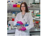 Dr Urszula Zarzecka  w laboratorium
