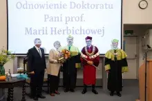 Profesor Maria Herbichowa po promocji doktoskiej