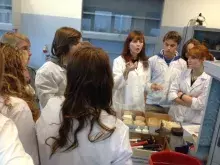 Uczniowie II LO w Sopocie na warsztatach pt. "Barwienie i obserwacja preparatów komórek bakteryjnych", prowadząca: mgr Ewa Wons-Karczyńska (Katedra Mikrobiologii)