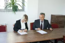 Umowę podpisują: Dyrektor I LO w Nowym Dworze Gdańskim, Dorota Chojna, oraz Dziekan Wydziału Biologii, prof. dr hab. Dariusz L. Szlachetko