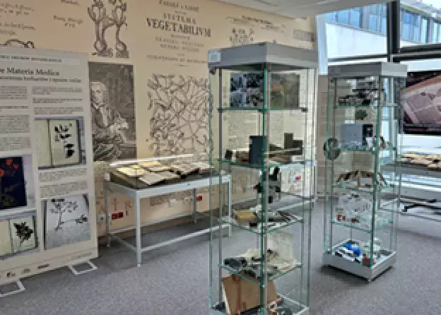 Historia zbiorów botanicznych - nowa wystawa na Wydziale Biologii