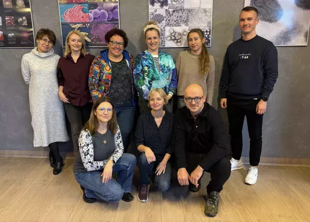 W jaki sposób bakterie potrafią nie tylko przetrwać, ale także rozwijać się w  zmiennych, często…