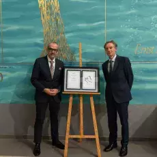 Profesor Jacek Radwan oraz Rektor UG, prof. Piotr Stepnowski z aktem powierzenia Katedry