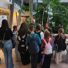 Grupa dzieci oglądająca przygotowane okazy roślin
