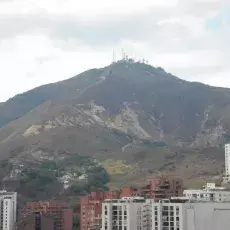 Cerro de las Tres Cruces - krzyże postawiono w celu usidlenia diabła, który ponoć mieszkał na wzgórzu i rzucał klątwy na mieszkańców Santiago de Cali