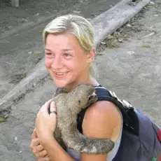 Marta Kolanowska z młodym leniwcem