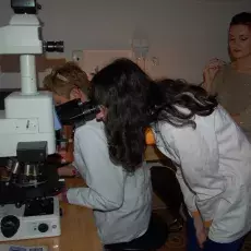 Zajęcia laboratoryjne pt. "Kolorowe wnętrze komórki - zajrzysz?" - prezentacja mikroskopu fluorescencyjnego, prowadząca: dr Joanna Świerczyńska (Katedra Cytologii i Embriologii Roślin)