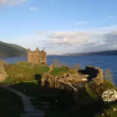 Ruiny zamku Urquhart na tle jez. Loch Ness