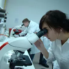 17.11.2010 - dr Beata Furmanek-Blaszk z Katedry Mikrobiologii prowadzi zajęcia dla uczniów XIV LO w Gdyni pt. "Barwienie i obserwacja preparatów komórek bakteryjnych"