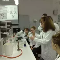 14.12.2011 - dr Beata Furmanek z Katedry Mikrobiologii prowadzi zajęcia pt. "Barwienie i obserwacja preparatów komórek bakteryjnych" dla uczniów II LO w Sopocie