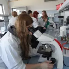 nauczyciele akademiccy Wydziału Biologii UG prowadzą zajęcia dla uczniów I LO w Kartuzach